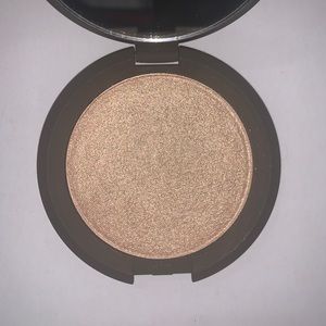 Becca pressed highlighter in OPAL